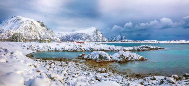 Lofoten Adaları 'nda karlı dağ zirveleri olan Valberg köyünün muhteşem karlı kış manzarası. Konum: Valberg, Vestvagoy, Lofotens, Norveç, Avrupa.