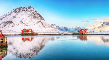 Güneşin doğuşunda Ramberg 'in küçük balıkçı köyünü büyüleyici bir sabah manzarası. Lofotens 'a doğru yol alın. Konum: Ramberg, Flakstadoya Adası, Lofoten; Norveç, Avrupa