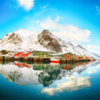 Güneş doğarken Ramberg 'in küçük balıkçı köyünün muhteşem sabah manzarası. Lofotens 'a doğru yol alın. Konum: Ramberg, Flakstadoya Adası, Lofoten; Norveç, Avrupa