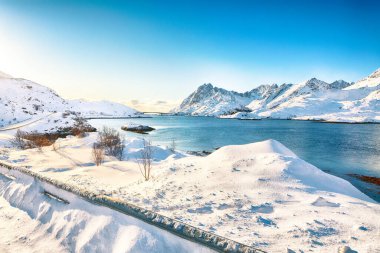 Moskenesoya ve Flakstadoya adalarını ayıran Sundstraumen Boğazı 'nın olağanüstü kış manzarası. Konum: Flakstadoya Adası Lofoten; Norveç, Avrupa