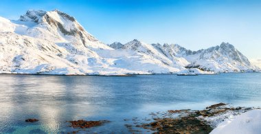 Moskenesoya ve Flakstadoya adalarını ayıran Sundstraumen Boğazı 'nın olağanüstü kış manzarası. Konum: Flakstadoya Adası Lofoten; Norveç, Avrupa