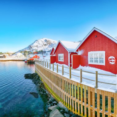 Moskenesoya ve Flakstadoya adalarını ayıran Sundstraumen Boğazı kıyısındaki geleneksel Norveç kırmızı ahşap evleri. Konum: Flakstadoya Adası, Lofoten; Norveç, Avrupa
