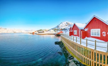 Moskenesoya ve Flakstadoya adalarını ayıran Sundstraumen Boğazı kıyısındaki geleneksel Norveç kırmızı ahşap evleri. Konum: Flakstadoya Adası, Lofoten; Norveç, Avrupa