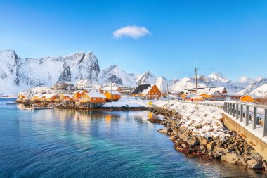 Arka planda Sakrisoy köyü ve karlı dağların muhteşem kış manzarası. Lofotens 'ta popüler bir turizm merkezi. Konum: Sakrisoy, Moskenesoya, Lofoten; Norveç, Avrupa