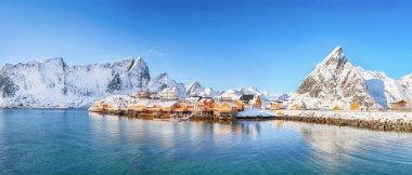 Arka planda Sakrisoy köyü ve karlı dağların muhteşem kış manzarası. Lofotens 'ta popüler bir turizm merkezi. Konum: Sakrisoy, Moskenesoya, Lofoten; Norveç, Avrupa