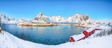 Arka planda Sakrisoy köyü ve karlı dağların muhteşem kış manzarası. Lofotens 'ta popüler bir turizm merkezi. Konum: Sakrisoy, Moskenesoya, Lofoten; Norveç, Avrupa