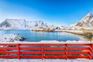 Arka planda Sakrisoy köyü ve karlı dağların muhteşem kış manzarası. Lofotens 'ta popüler bir turizm merkezi. Konum: Sakrisoy, Moskenesoya, Lofoten; Norveç, Avrupa