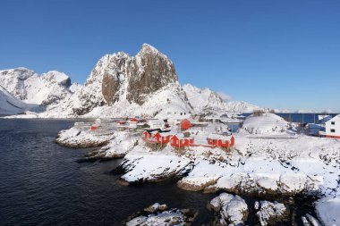 Arka planda Hamnoy Köyü ve Festhaeltinden Dağı 'nın muhteşem kış manzarası var. Lofotens 'ta popüler bir turizm merkezi. Konum: Hamnoy, Moskenesoya, Lofoten; Norveç, Avrupa