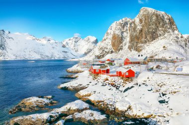Arka planda Hamnoy Köyü ve Festhaeltinden Dağı 'nın muhteşem kış manzarası var. Lofotens 'ta popüler bir turizm merkezi. Konum: Hamnoy, Moskenesoya, Lofoten; Norveç, Avrupa