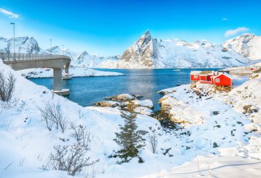 Hamnoy köyündeki muhteşem kış manzarası ve Olenilsoya adasına giden köprü. Lofotens 'ta popüler bir turizm merkezi. Konum: Hamnoy, Moskenesoya, Lofoten; Norveç, Avrupa