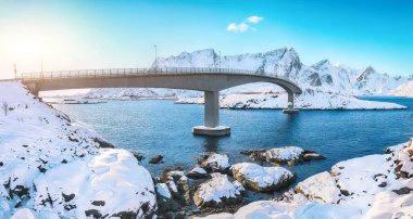 Hamnoy köyü ve Olenilsoya adasına köprü manzarası çok güzel. Lofotens 'ta popüler bir turizm merkezi. Konum: Hamnoy, Moskenesoya, Lofoten; Norveç, Avrupa