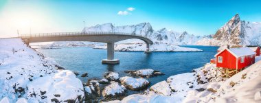 Hamnoy köyündeki muhteşem kış manzarası ve Olenilsoya adasına giden köprü. Lofotens 'ta popüler bir turizm merkezi. Konum: Hamnoy, Moskenesoya, Lofoten; Norveç, Avrupa