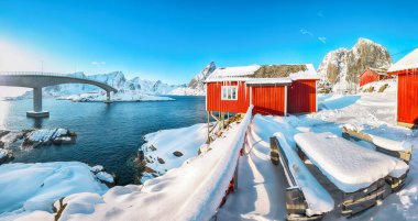 Hamnoy köyündeki muhteşem kış manzarası ve Olenilsoya adasına giden köprü. Lofotens 'ta popüler bir turizm merkezi. Konum: Hamnoy, Moskenesoya, Lofoten; Norveç, Avrupa