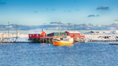 Limanı olan Hamnoy köyünün muhteşem kış manzarası. Konum: Hamnoy, Moskenesoya, Lofoten; Norveç, Avrupa