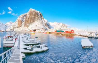 Arka planda Liman ve Festhaeltinden Dağı ile Hamnoy köyünün muhteşem kış manzarası. Konum: Hamnoy, Moskenesoya, Lofoten; Norveç, Avrupa
