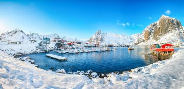 Hamnoy köyünün muhteşem kış manzarası ve arka planda Festhaeltinden dağı. Konum: Hamnoy, Moskenesoya, Lofoten; Norveç, Avrupa