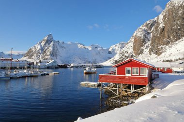 Arka planda liman, Festhaeltinden ve Olstinden tepeleri olan Hamnoy köyünün muhteşem kış manzarası. Konum: Hamnoy, Moskenesoya, Lofoten; Norveç, Avrupa