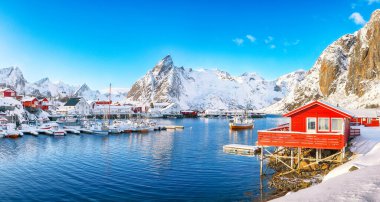 Arka planda Olstinden tepesi ve liman olan Hamnoy köyünün muhteşem kış manzarası. Konum: Hamnoy, Moskenesoya, Lofoten; Norveç, Avrupa