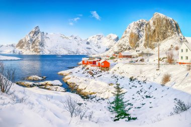 Arka planda liman, Festhaeltinden ve Olstinden tepeleri olan Hamnoy köyünün muhteşem kış manzarası. Konum: Hamnoy, Moskenesoya, Lofoten; Norveç, Avrupa