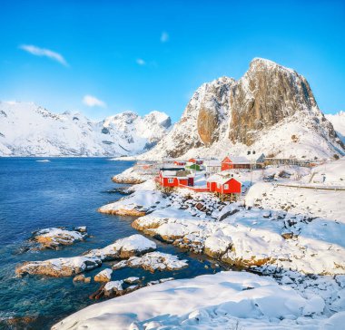 Arka planda Hamnoy köyü ve Festhaeltinden dağı manzaralı. Lofotens 'ta popüler bir turizm merkezi. Konum: Hamnoy, Moskenesoya, Lofoten; Norveç, Avrupa