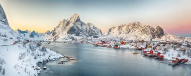 Reine şehrinin dramatik akşam manzarası. Reinefjorden sahilinde kırmızı ajanlar var. Lofotens 'ta popüler bir seyahat yeri. Konum: Reine, Lofoten; Norveç, Avrupa