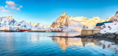 Arka planda Olstinden tepesi ve liman olan Hamnoy köyünün muhteşem kış manzarası. Konum: Hamnoy, Moskenesoya, Lofoten; Norveç, Avrupa