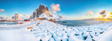 Arka planda liman, Festhaeltinden ve Olstinden tepeleri olan Hamnoy köyünün muhteşem kış manzarası. Konum: Hamnoy, Moskenesoya, Lofoten; Norveç, Avrupa