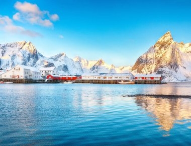 Arka planda Olstinden tepesi ve liman olan Hamnoy köyünün muhteşem kış manzarası. Konum: Hamnoy, Moskenesoya, Lofoten; Norveç, Avrupa