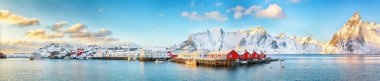 Arka planda Olstinden tepesi ve liman olan Hamnoy köyünün muhteşem kış manzarası. Konum: Hamnoy, Moskenesoya, Lofoten; Norveç, Avrupa