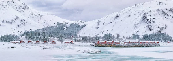 Sorprendente Paisaje Invierno Con Casas Tradicionales Madera Roja Noruega Orilla — Foto de Stock