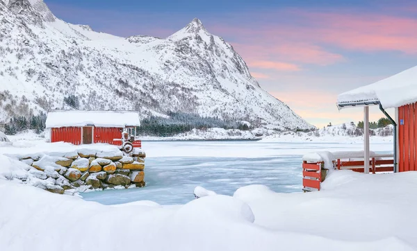 Dramático Paisaje Invernal Con Casas Tradicionales Madera Roja Noruega Orilla — Foto de Stock