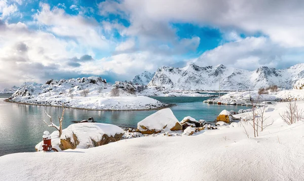Fantastisk Vinternatur Med Massor Snö Liten Fiskeby Och Snöiga Bergstoppar — Stockfoto