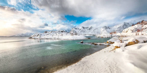풍경에는 어촌에 내리고 발베르 근처에는 눈덮인 산봉우리들이 노르웨이 베르크 베스타 — 스톡 사진