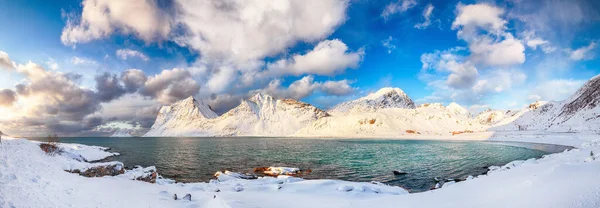 레크네 근처에 눈덮인 산봉우리들이 해변과 하우클 해변의 환상적 풍경이 펼쳐진다 — 스톡 사진