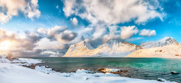 日落时 维克海滩的冬季景色令人惊叹 莱克斯附近有许多雪峰和雪峰 Leknes Vestvagoy Lofotens Norway — 图库照片