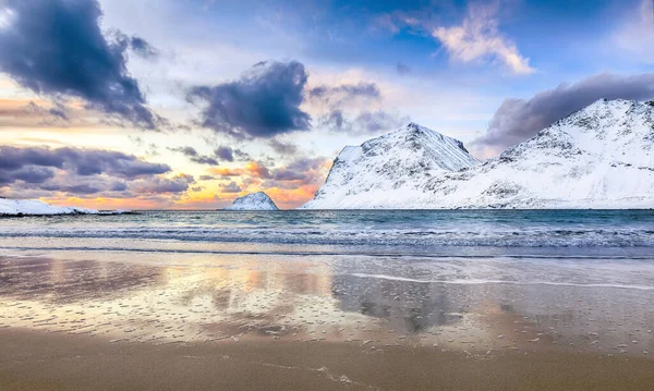 눈덮인 산봉우리들이 근처에 해변이 눈으로 뒤덮여 놀라운 풍경이 펼쳐진다 Leknes — 스톡 사진
