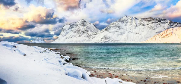Fantástica Vista Invierno Playa Vik Durante Atardecer Con Montón Nieve — Foto de Stock