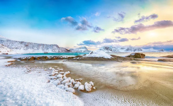 Fremragende Vinterlandskab Med Haukland Strand Solnedgang Sneklædte Bjergtoppe Nær Leknes - Stock-foto