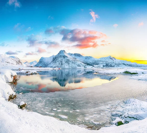 Fabelagtig Frossen Flakstadpollen Boosen Fjorde Refleksion Vand Solopgang Med Hustinden - Stock-foto