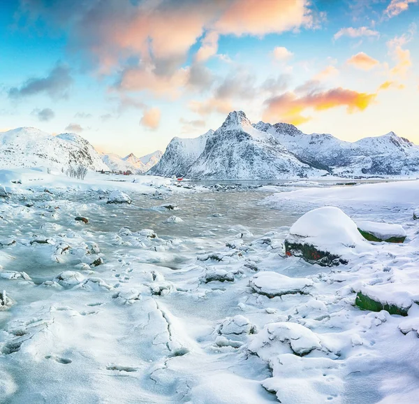 Splendidi Fiordi Flakstadpollen Boosen Congelati Con Crepe Sul Ghiaccio Durante — Foto Stock
