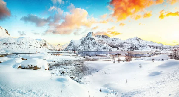 Schilderachtige Bevroren Flakstadpollen Boosen Fjorden Met Scheuren Ijs Bij Zonsopgang — Stockfoto