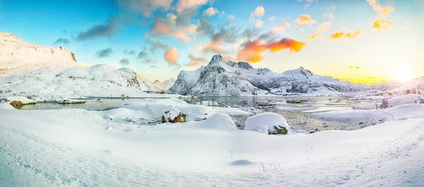 Fantastisch Bevroren Flakstadpollen Boosen Fjorden Reflectie Het Water Tijdens Zonsopgang — Stockfoto