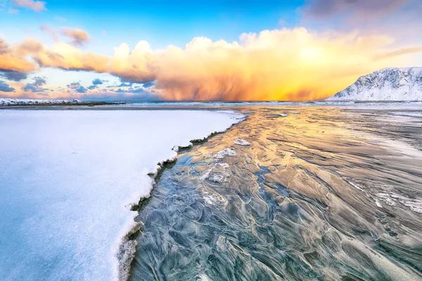 Paesaggio Invernale Incredibile Sulla Spiaggia Skagsanden Con Nuvole Illuminate Durante — Foto Stock