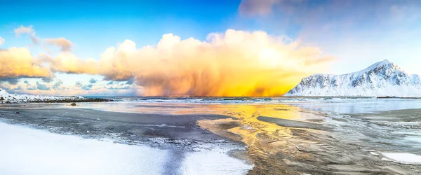 구름이 빛나는 해변의 풍경은 않았다 인기있는 관광지 Flakstadoya Island Lofoten — 스톡 사진