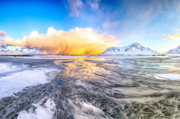 日出时 斯卡格桑登海滩上的冬季美景令人难以置信 天空中点缀着明亮的云彩 受欢迎的旅游胜地 Flakstadoya Island Lofoten Norway Europe — 图库照片