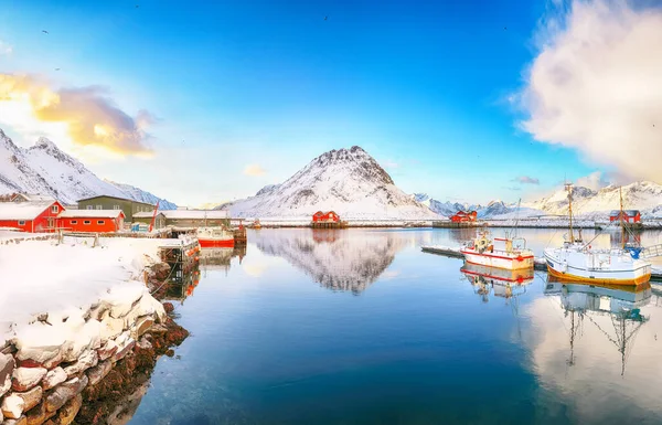 在Ramberg村和港口上空升起了令人惊叹的冬日日出 停泊在港口的渔船 Ramberg Flakstadoya Island Lofoten Norway Europe — 图库照片