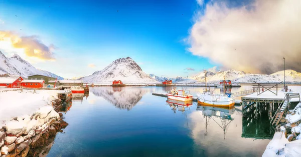 Häpnadsväckande Vintersoluppgång Över Ramberg Och Hamn Förtöjda Fiskefartyg Hamn Plats — Stockfoto