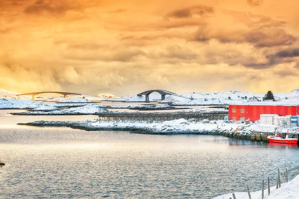 Boeiend Uitzicht Het Kleine Vissersdorpje Ramberg Fredvang Brug Bij Zonsondergang — Stockfoto