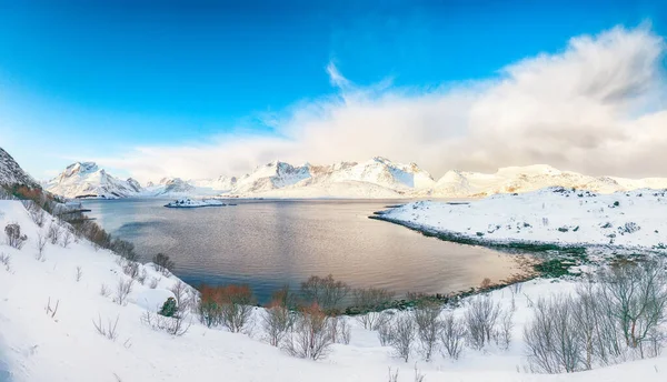 Сказочный Зимний Вид Торжок Солнечный День Местонахождение Flakstadoya Island Lofoten — стоковое фото