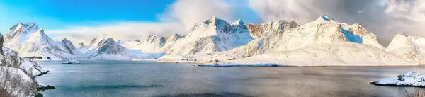 在阳光明媚的日子里 塞尔弗乔登和克里斯塔德村美丽的冬季景色 Flakstadoya Island Lofoten Norway Europe — 图库照片